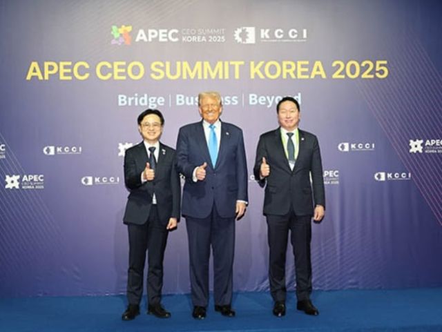 ▲2025 APEC CEO 서밋 특별연설한 도널드 트럼프 미국 대통령(가운데)과 최태원 대한상공회의소 회장(오른쪽), 왼쪽은 김정관 산업통상부 장관. 대한상공회의소 제공