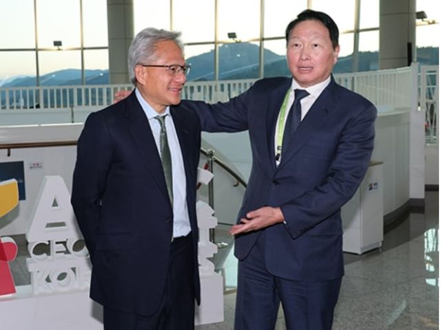 ▲2025 APEC CEO 서밋 폐막식에 참석한 젠슨 황 엔비디아 CEO(왼쪽)와 최태원 대한상공회의소 회장(오른쪽). 대한상공회의소 제공