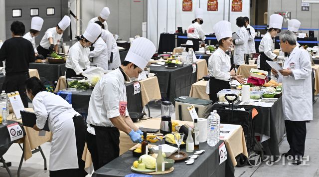 9일 오전 수원컨벤션센터에서 열린 ‘2025 전국김치경연대회’에서 참가자들이 다양한 김치를 만들고 있다. ‘2025 경기 김치페스타’의 일환으로 열린 전국김치경연대회는 경기농산물로 만든 이색 김치를 발굴하기 위해 개최했다. 홍기웅기자