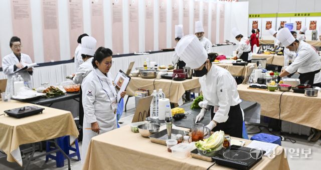 9일 오전 수원컨벤션센터에서 열린 ‘2025 전국김치경연대회’에서 참가자들이 다양한 김치를 만들고 있다. ‘2025 경기 김치페스타’의 일환으로 열린 전국김치경연대회는 경기농산물로 만든 이색 김치를 발굴하기 위해 개최했다. 홍기웅기자
