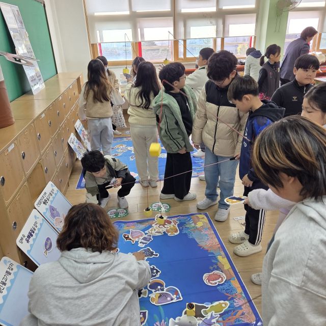 이천 신둔초 ‘2025 신둔 가을 어울림 한마당’에서 학생들이 축제를 즐기고 있다. 이천교육지원청 제공