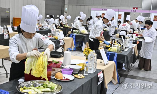 9일 오전 수원컨벤션센터에서 열린 ‘2025 전국김치경연대회’에서 참가자들이 다양한 김치를 만들고 있다. ‘2025 경기 김치페스타’의 일환으로 열린 전국김치경연대회는 경기농산물로 만든 이색 김치를 발굴하기 위해 개최했다. 홍기웅기자