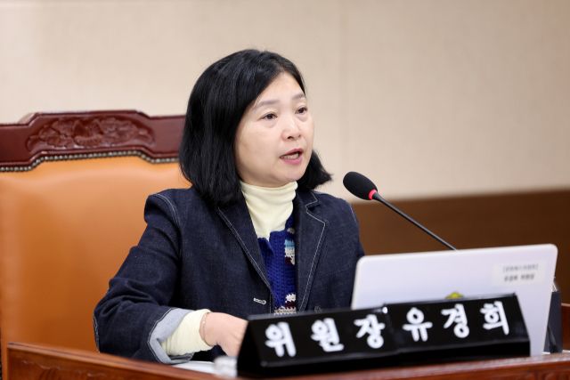 인천시의회 유경희 문화복지위원장(더불어민주당·부평구2)이 7일 인천문화재단 행정사무감사에서 질의하고 있다. 인천시의회 제공