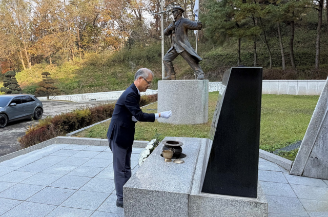 박용주 제33대 경기북부보훈지청장이 의정부시 현충탑에 참배하고 있다. 경기북부보훈지청 제공