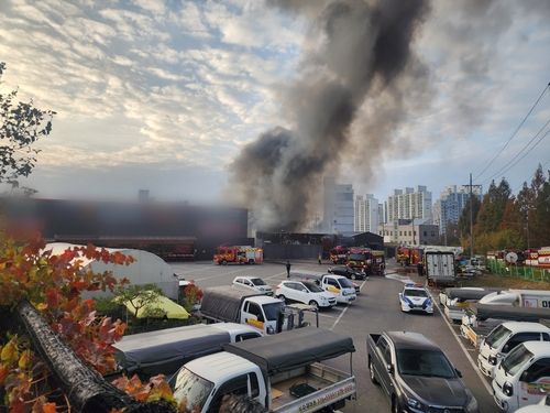 오산시에 있는 한 식자재 마트에서 검은 연기가 피어오르고 있다. 연합뉴스