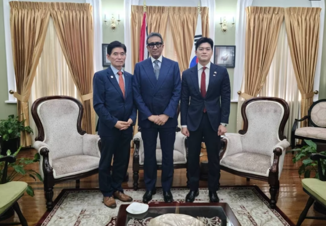 국민의힘 김용태 의원(오른쪽)과 트리비다드 토바고 하원의장(가운데). 의원실 제공