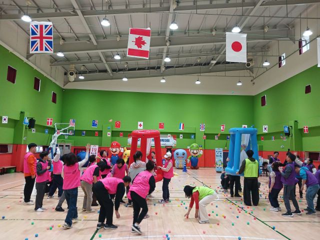 제2회 늘품 한마음 체육대회에 참여한 늘품발달장애인평생교육센터 이용자들과 관계자들이 모형 타이어 굴리기, 볼풀공 던지기, 색깔판 뒤집기, 훌라우프 넘기 등 행사를 즐기고 있다. 늘품발달장애인평생교육센터 제공