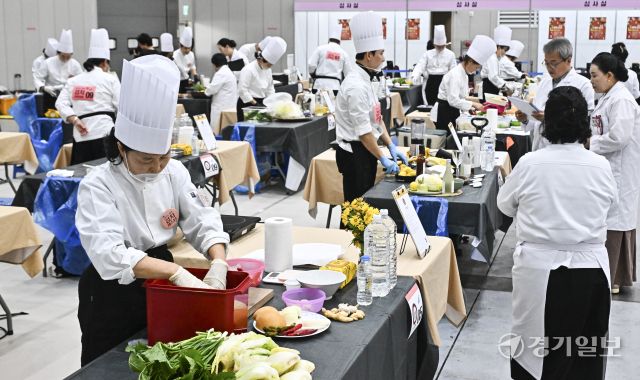 9일 오전 수원컨벤션센터에서 열린 ‘2025 전국김치경연대회’에서 참가자들이 다양한 김치를 만들고 있다. ‘2025 경기 김치페스타’의 일환으로 열린 전국김치경연대회는 경기농산물로 만든 이색 김치를 발굴하기 위해 개최했다. 홍기웅기자