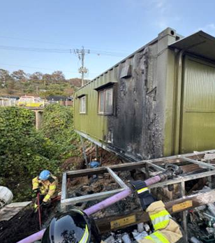 지난 9일 오후 4시3분께 인천 강화군 길상면 한 펜션 분리수거장에서 불이 나 소방대원들이 진화에 나서고 있다. 인천소방본부 제공