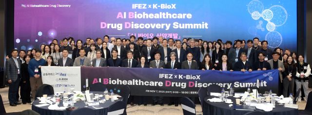 최근 인천 연수구 경원재바이워커힐에서 열린 ‘2025 인공지능 바이오 컨퍼런스’에서 참가자들이 기념촬영을 하고 있다. 인천경제청 제공