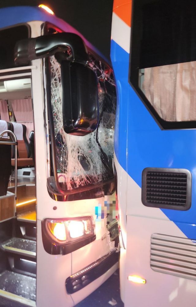 9일 오후 7시께 성남시 분당구 경부고속도로 서울방향 서울요금소 부근에서 4중 추돌사고가 났다. 경기도소방재난본부 제공