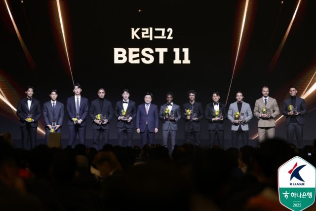 1일 오후 3시께 열린 ‘하나은행 K리그 2025 대상 시상식’에서 K리그2 베스트 일레븐에 오른 선수들이 기념 사진을 찍고 있다. 한국프로축구연맹 제공.