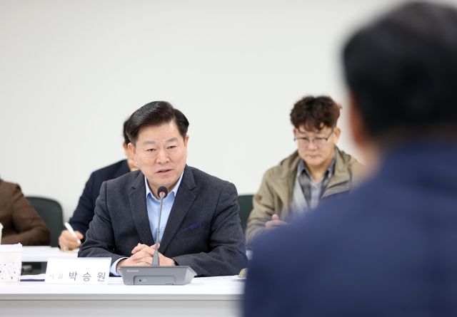 박승원 광명시장이 최근 한국토지주택공사(LH) 광명시흥사업본부에서 김용석 대도시권광역교통위원장을 만나 광명시흥 공공주택지구 광역교통개선대책 추진을 촉구하고 있다. 광명시 제공