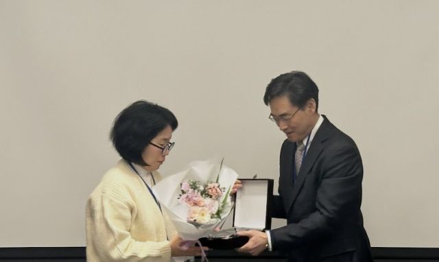 박혜영 ㈜이비티아이 대표(왼쪽)가 ‘2025 국민대학교 산학연협력 페스티벌’에서 인공지능(AI) 분야 우수 산학기업으로 선정된 뒤 손진식 국민대학교 산학협력단장으로부터 증서를 전달받고 있다. ㈜이비티아이 제공