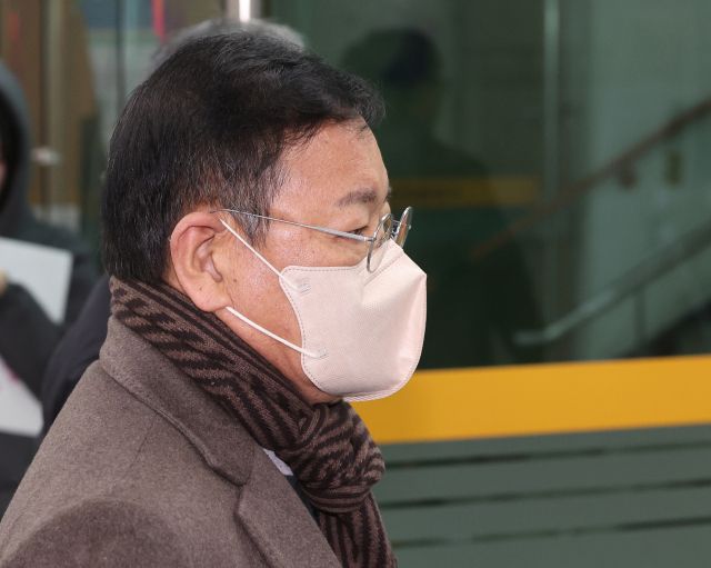 안부수 아태평화교류협회장이 10일 서울 서초구 서울중앙지방법원에서 열린 구속 전 피의자 심문(영장실질심사)에 출석하고 있다. 연합뉴스
