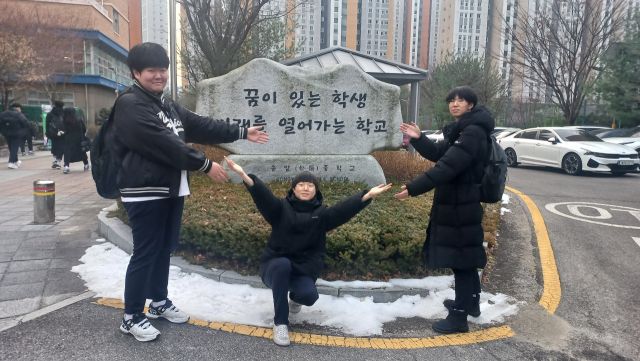 ‘2025 제43회 전국청소년과학탐구대회’에서 대상을 차지한 김도연(왼쪽부터), 장선진, 배준기 학생. 송양중 제공
