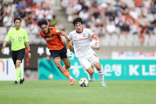 부천FC의 미드필더 박현빈(오른쪽)이 22세 이하 축구 국가대표팀 명단에 포함됐다. 한국프로축구연맹 제공