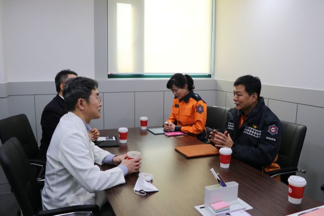 안양소방서가 10일 지역 응급환자 이송체계 개선을 위해 안양샘병원을 방문해 중증응급환자 우선 수용과 협력체계 강화를 위한 간담회를 진행했다. 안양소방서 제공