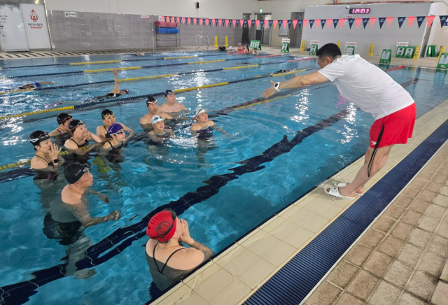 포천도시공사가 마홀수영장에서 ‘생활스포츠지도사(수영) 국가자격증반’을 운영하며 지역 수영강사 육성에 나서고 있다. 포천도시공사 제공