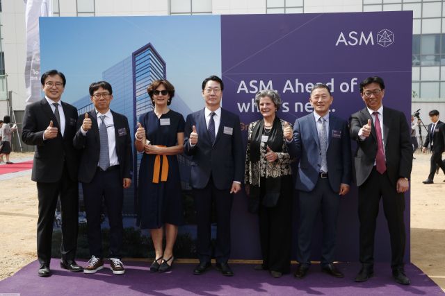 ASM 화성제2캠퍼스 기공식에서 참석자들이 기념촬영을 하고 있다. 화성특례시 제공