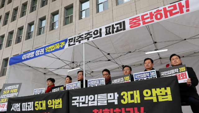 국민의힘 장동혁 대표와 송언석 원내대표 등 당 지도부가 10일 국회 본청 앞에서 더불어민주당의 쟁점 법안 추진을 저지하기 위한 천막 농성에 돌입하고 있다. 연합뉴스