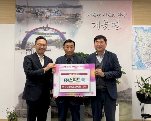 민효기 ㈜스피드랙 대표이사(가운데)가 김포 대곶면에 성금 1천만원을 기탁하며 기념사진을 촬영하고 있다. 대곶면 행정복지센터 제공