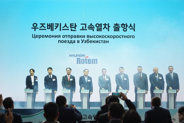 10일 경남 창원시 마산항에서 열린 우즈벡 고속차량 초도 편성 출항식에서 관계자들이 기념촬영을 하고 있다. 현대로템 제공