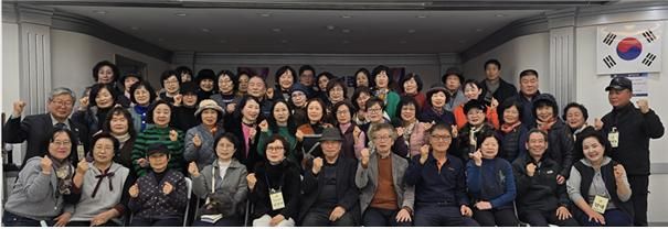 보부상문화보존회 박상길 상임대표와 회원들이 정기총회 및 송년회를 개최한 뒤 기념촬영을 하고 있다. 의왕시 제공