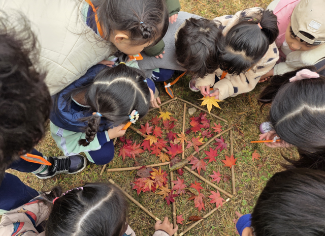 경기 광주시지속가능발전협의회가 추진한 ‘유아 숲 체험 프로그램’에 참여한 아이들의 모습. 광주시 제공