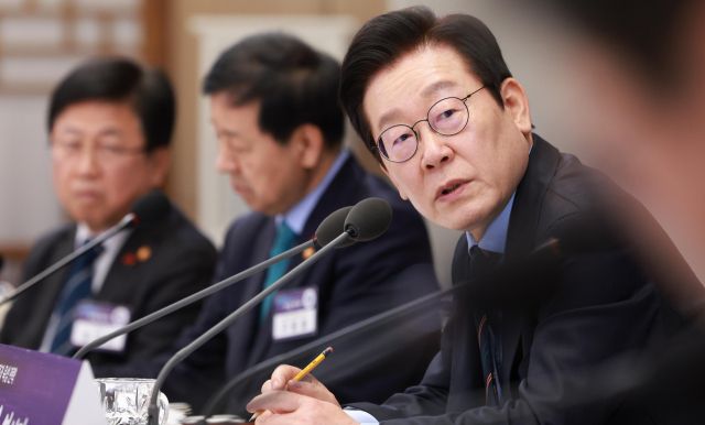 이재명 대통령이 10일 용산 대통령실에서 열린 AI 시대의 K-반도체 비전과 육성전략 보고회에서 발언하고 있다. 오른쪽부터 이재명 대통령, 구윤철 부총리 겸 기획재정부 장관, 최교진 교육부 장관. 연합뉴스