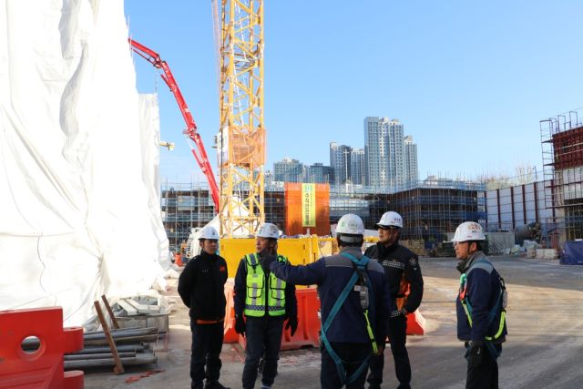 과천소방서가 별양동의 한 공사 현장에서 중국·캄보디아·태국·베트남·필리핀 등 다양한 국적의 근로자 150명에게 맞춤형 소방안전교육을 실시했다. 과천소방서 제공