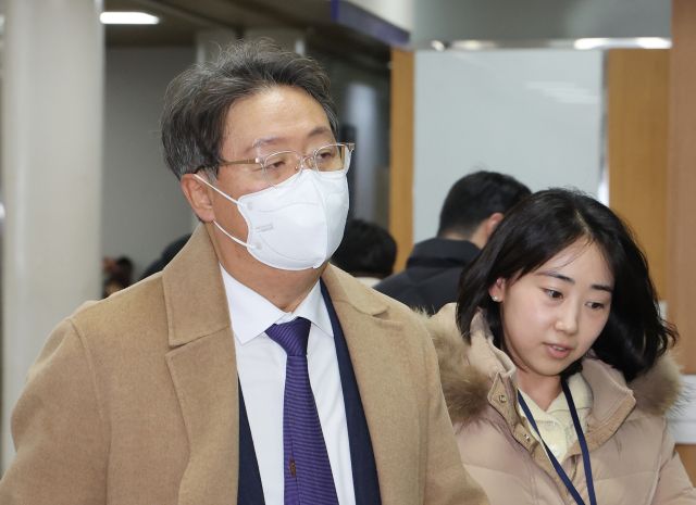 방용철 전 쌍방울 부회장이 10일 서울 서초구 서울중앙지방법원에서 열린 영장실질심사에 출석하고 있다. 연합뉴스