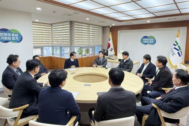 국민의힘 김용태 의원이 10일 경기도청 북부청사를 방문해 경기북부 지역의 도로 개선 및 교통 인프라 확충 방안을 논의하고 있다. 의원실 제공