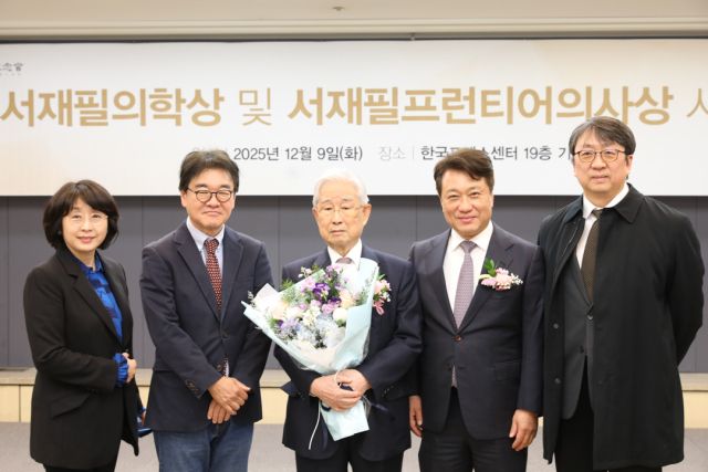 의료법인 계요의료재단의 이규항 명예이사장(가운데)이 서재필의학상을 수상한뒤 기념촬영을 하고 있다. 계요의료재단 제공