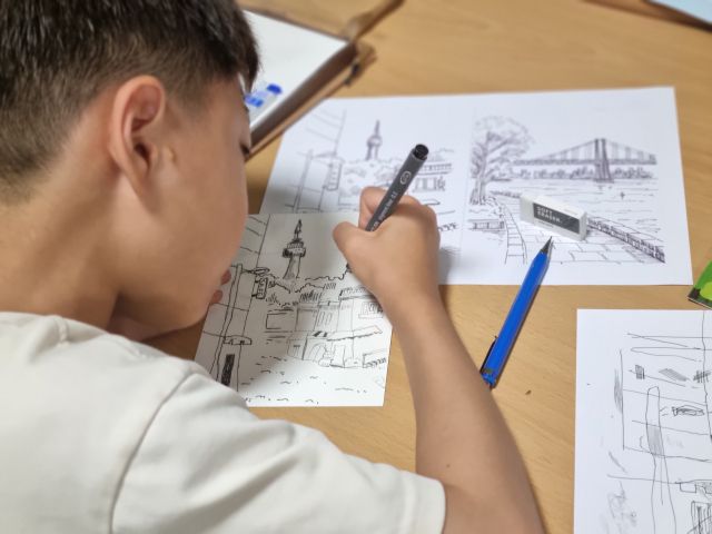 지난 9월 서울시립미술관에서 진행한 '도시 풍경 그리기-펜 드로잉 클래스'에 참여한 어린이의 모습. 경기일보기획사업부 제공