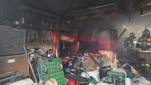 11일 오전 9시30분께 안양 만안구 소재 한 상가에서 불이 나 소방이 진화 작업에 나섰다. 안양소방서 제공