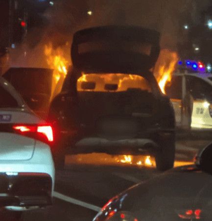 지난 10일 오후 6시5분께 인천 서구 가좌동 한 사거리에서 소형 SUV 차량에 불이 붙었다. 연합뉴스 제공