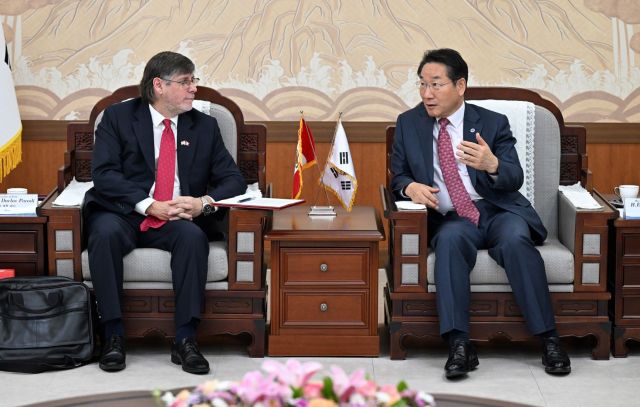 유정복 인천시장이 11일 시청 대접견실에서 파울 페르난도 두클로스 파로디 주한 페루대사를 접견하고 경제·문화교류 확대 방안 등을 논의하고 있다. 인천시 제공