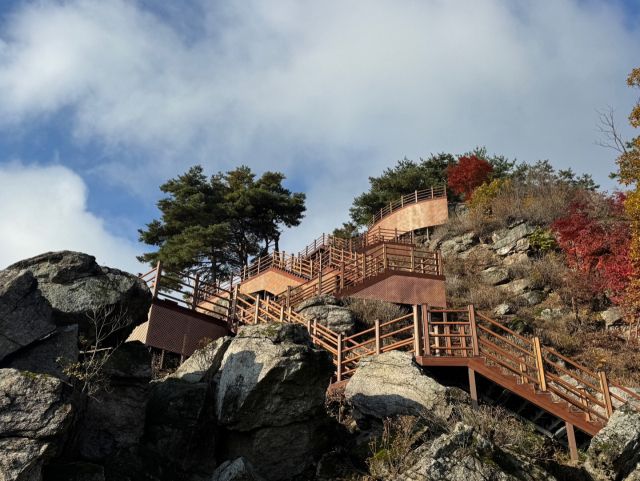 포천 왕방산 관모봉 구간 나무계단과 전망대 전경. 포천시 제공