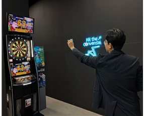 인천 연수구 송도컨벤시아 1층 홀로그램실에서 소프트다트 체험을 하고 있는 모습. 인천관광공사 제공