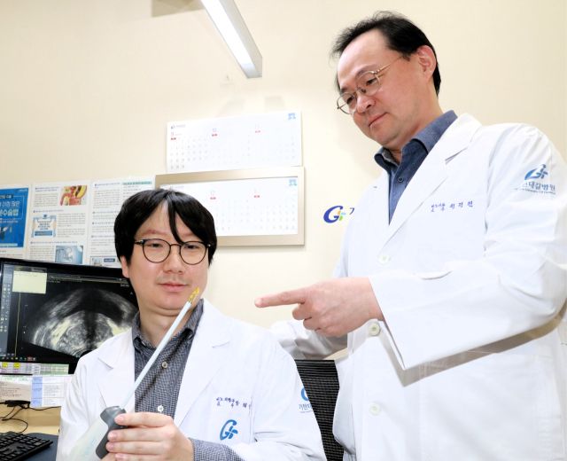 정경진 가천대 길병원 비뇨의학과 정경진 교수(오른쪽)와 박태영 교수가 리줌 의료기구를 살펴보고있다. 가천대 길병원 제공