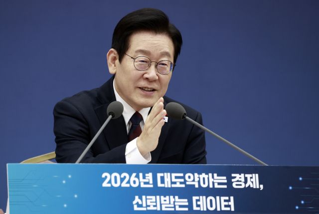 이재명 대통령이 11일 세종시 정부세종컨벤션센터에서 열린 '2026년 대도약하는 경제, 신뢰받는 데이터' 기획재정부(국세청·관세청·조달청)-국가데이터처 업무보고에서 발언하고 있다. 연합뉴스