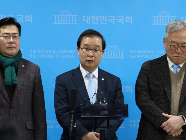 더불어민주당 이건태 의원(가운데)이 11일 국회 소통관에서 최고위원 보궐선거 출마를 선언하고 있다. 의원실 제공