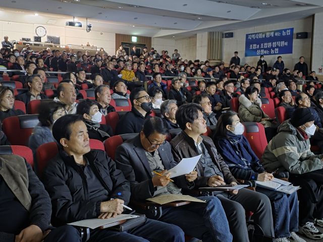 11일 하남농협 회의실에서 열린 ‘기업이전부지 사전필지지정 설명회’에서 기업인들이 설명을 듣고 있다. 독자 제공