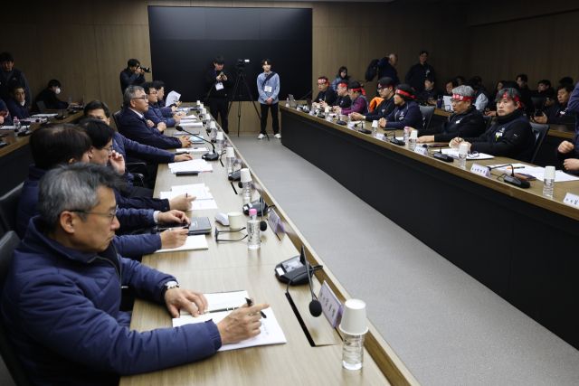서울교통공사 노사가 11일 서울 성동구 서울교통공사 본사에서 열린 서울지하철 노사 임금교섭 본회의에 참석해 있다. 연합뉴스