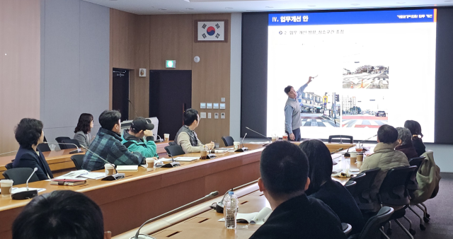 포천시가 시청 회의실에서 가로환경 업무체계 재설계를 위해 실무자 토론을 열고 있다. 손지영기자