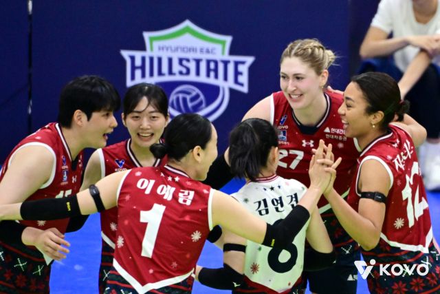 여자 프로배구 수원 현대건설이 외곽서 카리, 중앙서 양효진·김희진 등의 맹활약에 힘입어 3연승 상승세를 달리고 있다. KOVO 제공