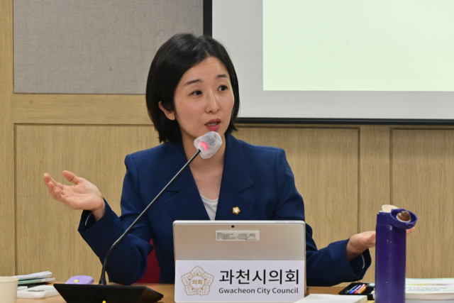 박주리의원이 예산특위에서 질의하고 있다. 과천시의회 제공