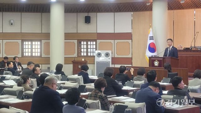 12일 열린 제299회 고양시의회 제2차 정례회 마지막날 본회의에서 최규진 의원(더불어민주당·고양마)이 이동환 고양특례시장 고발의 건에 대한 안건 제안설명을 하고 있다. 신진욱기자