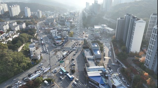 출·퇴근 시간대 만성적인 교통정체에 시달리는 국지도 57호선 신현리 일대. 이번 판교~오포 도시철도 신설은 이 지역 주민들의 고질적인 교통 불편을 해소하는 열쇠가 될 전망이다. 광주시 제공